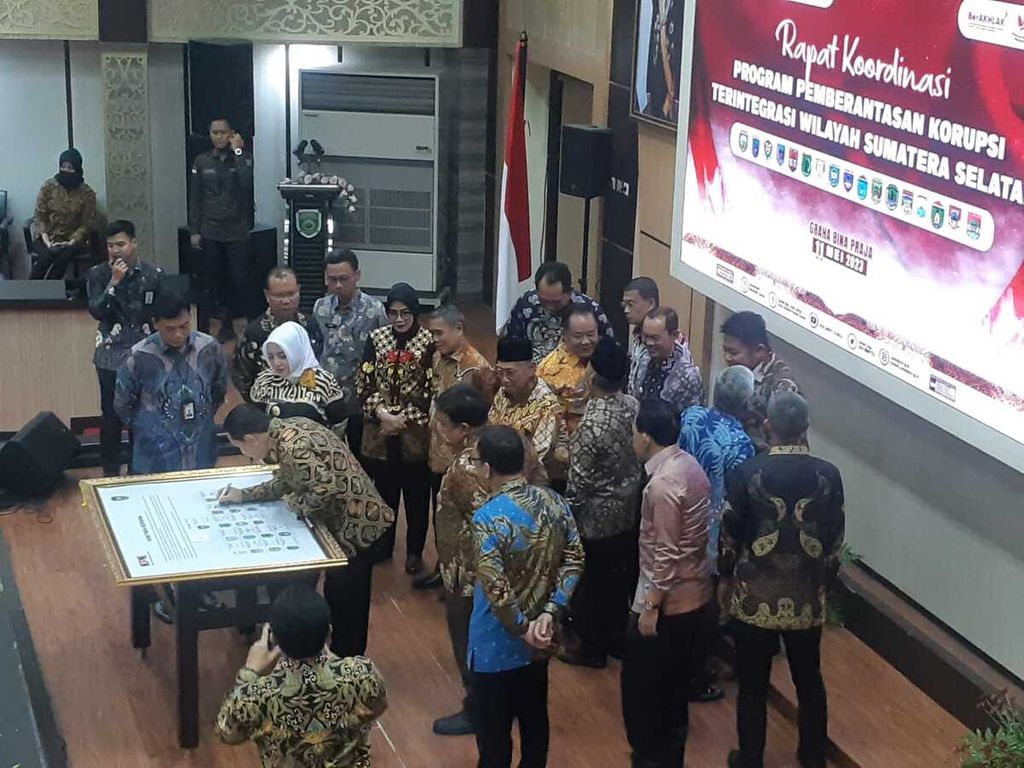 Kepala Daerah dari 17 kabupaten/kota di Sumsel menandatangani komitmen bersama di dalam Rapat Koordinasi Program Pemberantasan Korupsi Terintegrasi Wilayah Sumatera Selatan, Kamis (11/5/2023). Di Sumsel ada 10 daerah yang sangat rawan terjadi korupsi.
