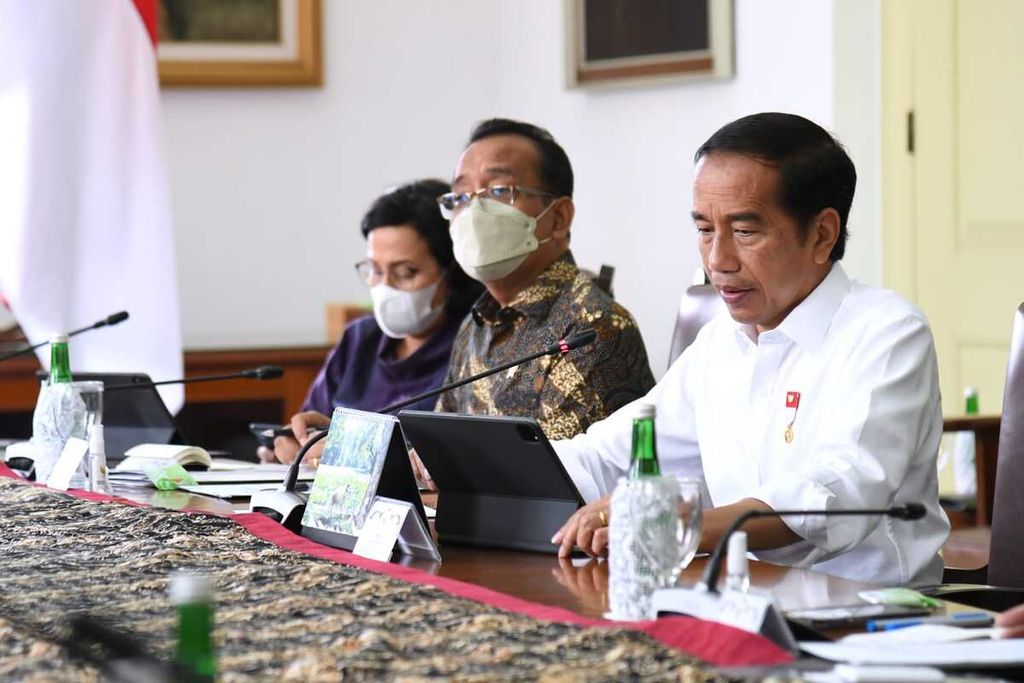 Presiden Joko Widodo menggelar rapat terbatas terkait Evaluasi Proyek Strategis Nasional (PSN) dengan sejumlah Menteri Kabinet Indonesia Maju di Istana Kepresidenan Bogor, Jawa Barat, Selasa, 6 September 2022. 