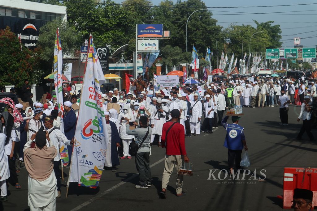 Suasana kirab ziarah ke makam Sunan Gunung Jati di Cirebon, Jawa Barat, pada 29 Juli 2022.