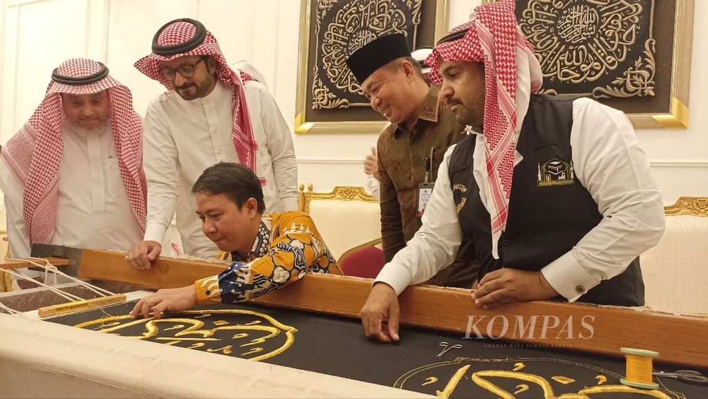 Dirjen Penyelenggaraan Haji dan Umrah Kementerian Agama Hilman Latief sedang menjajal menyulam kaligrafi Arab dengan benang emas di atas kain penutup (kiswah) berwarna hitam di Majma al-Malik Abdul Aziz li Kiswah al-Kabah di Mekkah, Arab Saudi, Rabu (27/7/2022). 
