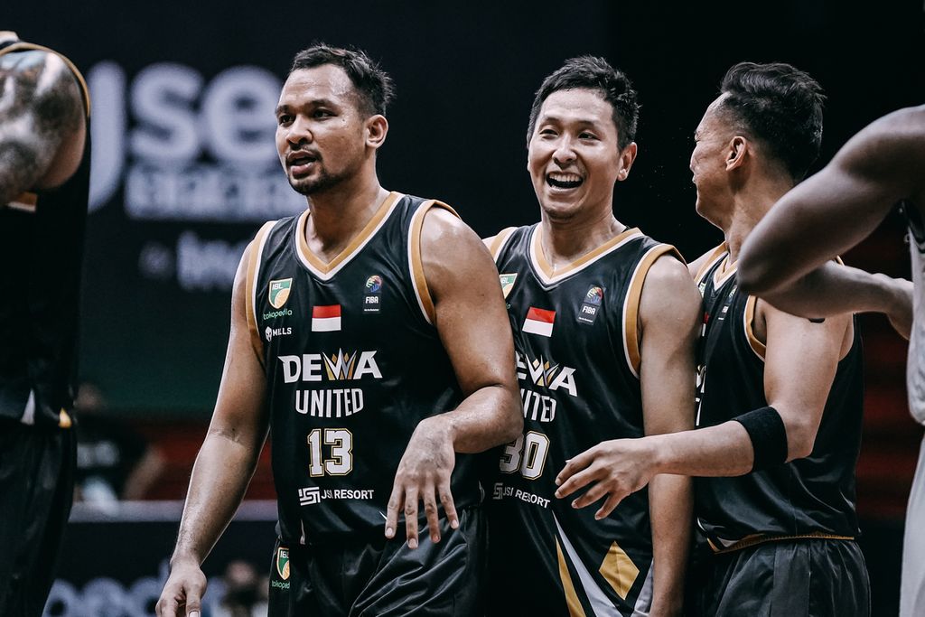 Duet mantan MVP IBL, Kaleb Ramot Gemilang (kiri) dan Xaverius Prawiro (tengah), menjadi pahlawan kemenangan Dewa United Surabaya atas Bumi Borneo Basketball Pontianak, 83-78, di GOR C-Tra Arena, Sabtu (29/1/2022).