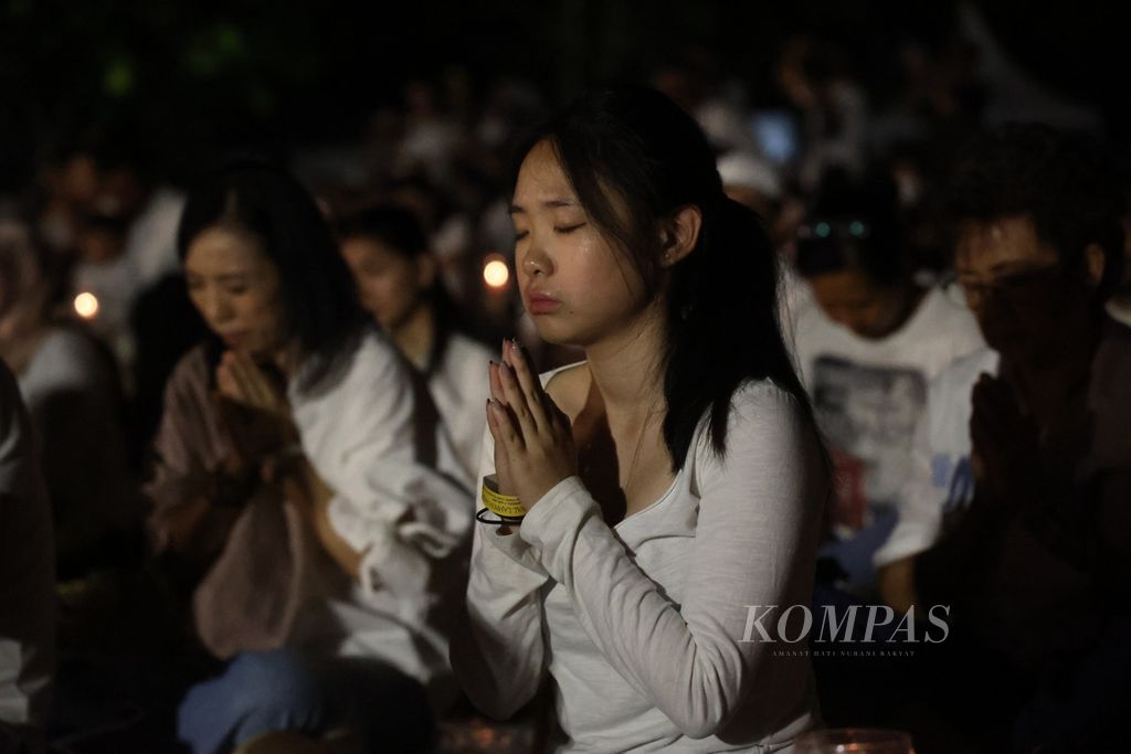 Participants in the lantern release activity meditate while participating in the Waisak Lantern Festival event at the Borobudur Temple complex, Magelang, Central Java, on Sunday (4/6/2023).