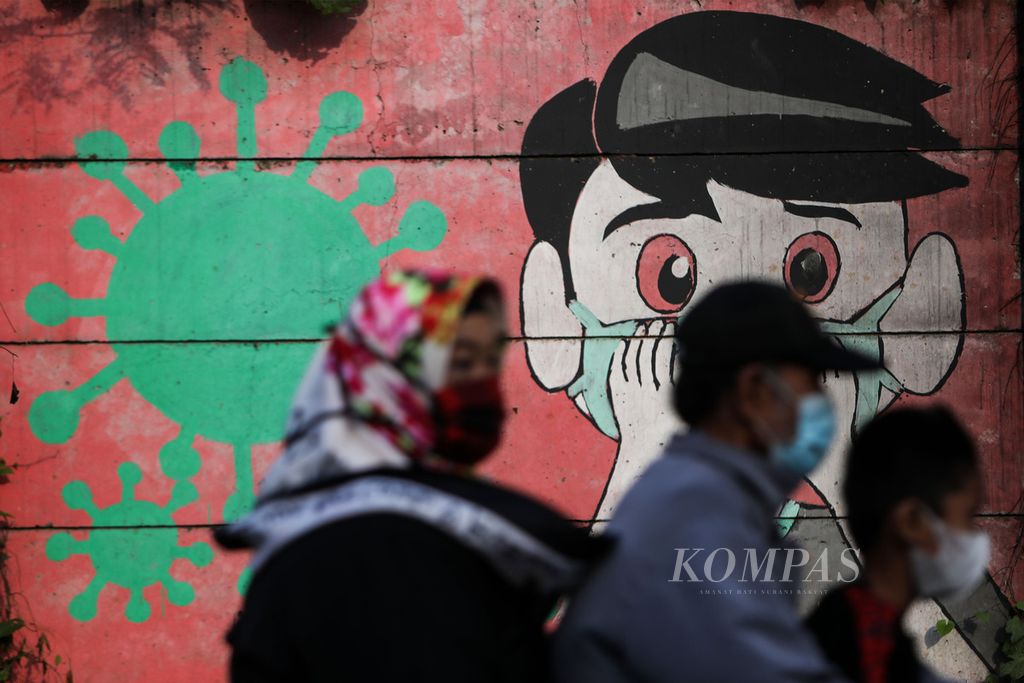 Mural kampanye untuk mengenakan masker menghiasi tembok di Jalan Raya Lapan, Rumpin, Kabupaten Bogor, Minggu (30/5/2021). Penggunaan masker yang tepat menjadi salah satu kunci pengendalian penyebaran Covid-19. 