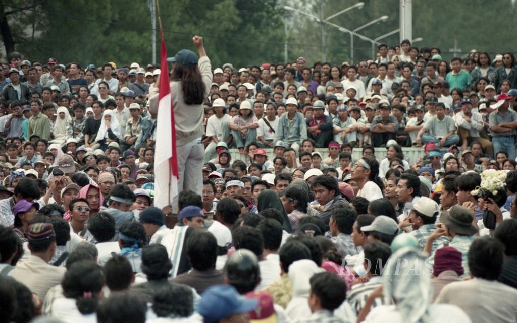  Aksi massa reformasi oleh Gerakan Masyarakat Yogyakarta, yang dipusatkan di Pergelaran dan Alun-alun Keraton Yogyakarta, Rabu (20/5/1998) sejak pukul 09.00. 
