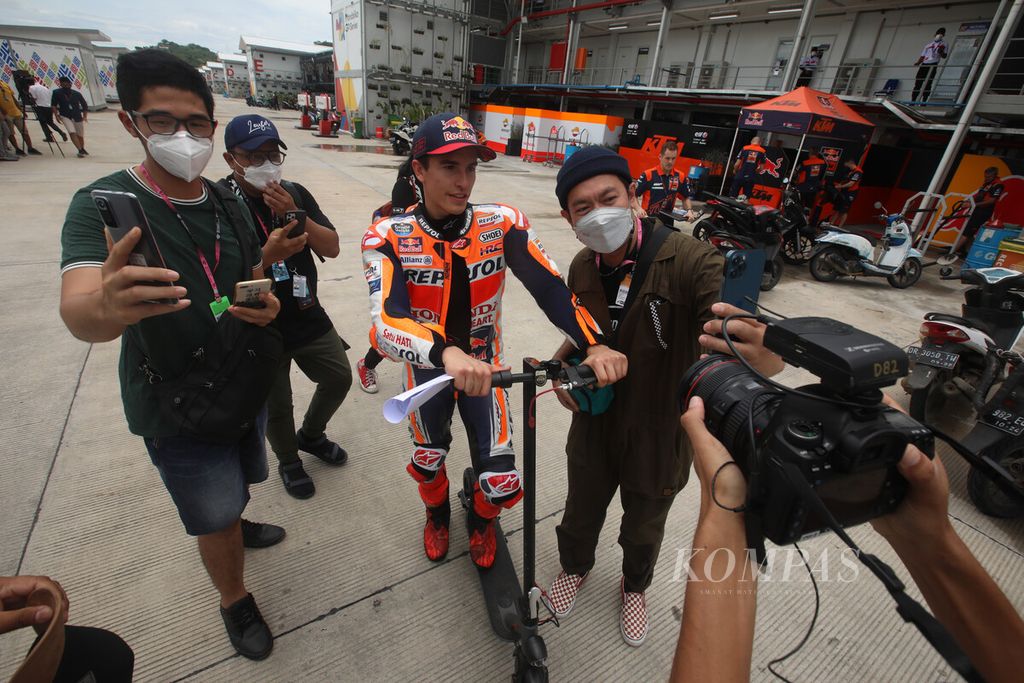 Pebalap Repsol Honda, Marc Marquez, melayani permintaan foto bersama penggemarnya di kawasan Sirkuit Internasional Jalan Raya Pertamina Mandalika, Lombok Tengah, NTB, Jumat (18/3/2022). 