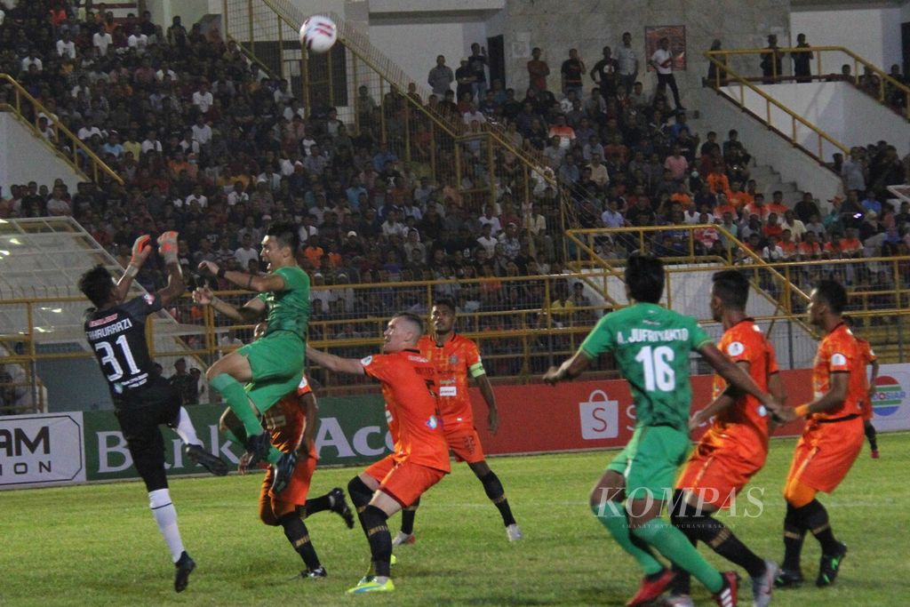 Pemain Persiraja dan Bhayangkara FC berduel keras dalam Liga 1 2020. Pertandingan yang berlangsung di Stadion Harapan Bangsa, Banda Aceh, Aceh, Sabtu (29/2/2020) malam, itu berakhir imbang tanpa gol. Persiraja sebagai tim promosi memberikan perlawanan keras bagi Bhayangkara.