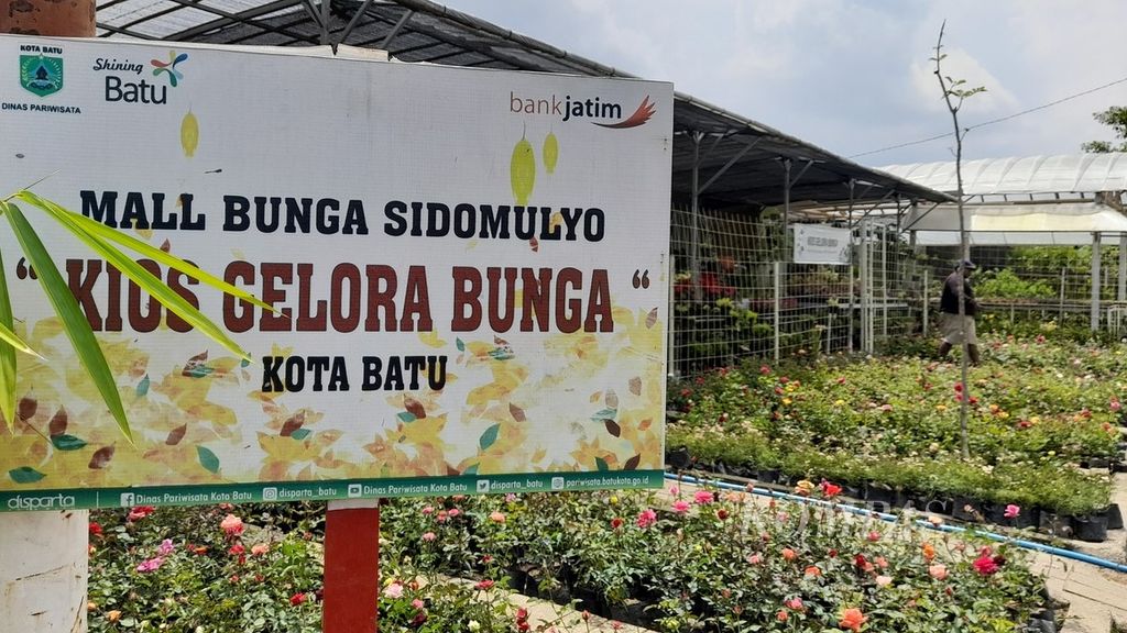 Suasana salah satu gerai di Mal Bunga Sidomulyo di Desa Sidomulyo, Kecamatan Bumiaji, Kota Batu, Jawa Timur, terlihat sepi, Senin (11/4/2022). Jumlah wisatawan ke Batu yang berkurang selama puasa juga berimbas terhadap pembelian bunga di sentra flora Kota Batu ini.