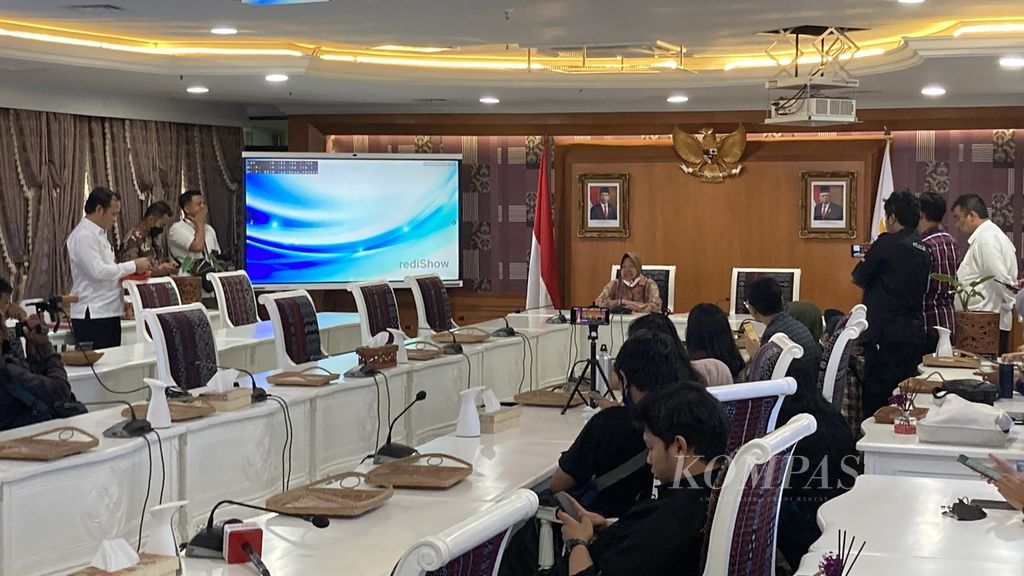 Menteri Sosial Tri Rismaharini (kerudung coklat) memberikan keterangan pers di Jakarta, Rabu (24/5/2023). Keterangan itu terkait kedatangan Komisi Pemberantasan Korupsi ke Kemensos pada Selasa (23/5/2023) untuk mencari alat bukti dugaan korupsi penyaluran bantuan sosial beras di Program Keluarga Harapan 2020.