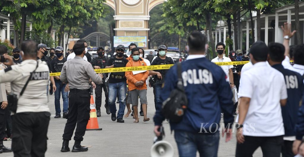 Kepolisian Daerah Metro Jaya melakukan prarekonstruksi terkait pembunuhan berencana oleh kelompok John Kei terhadap Nus Kei yang menewaskan satu orang, Prarekontruksi dilakukan di Perumahan Green Lake City, Kota Tangerang, yang menjadi tempat tinggal Nus Kei, Rabu (24/6/2020)