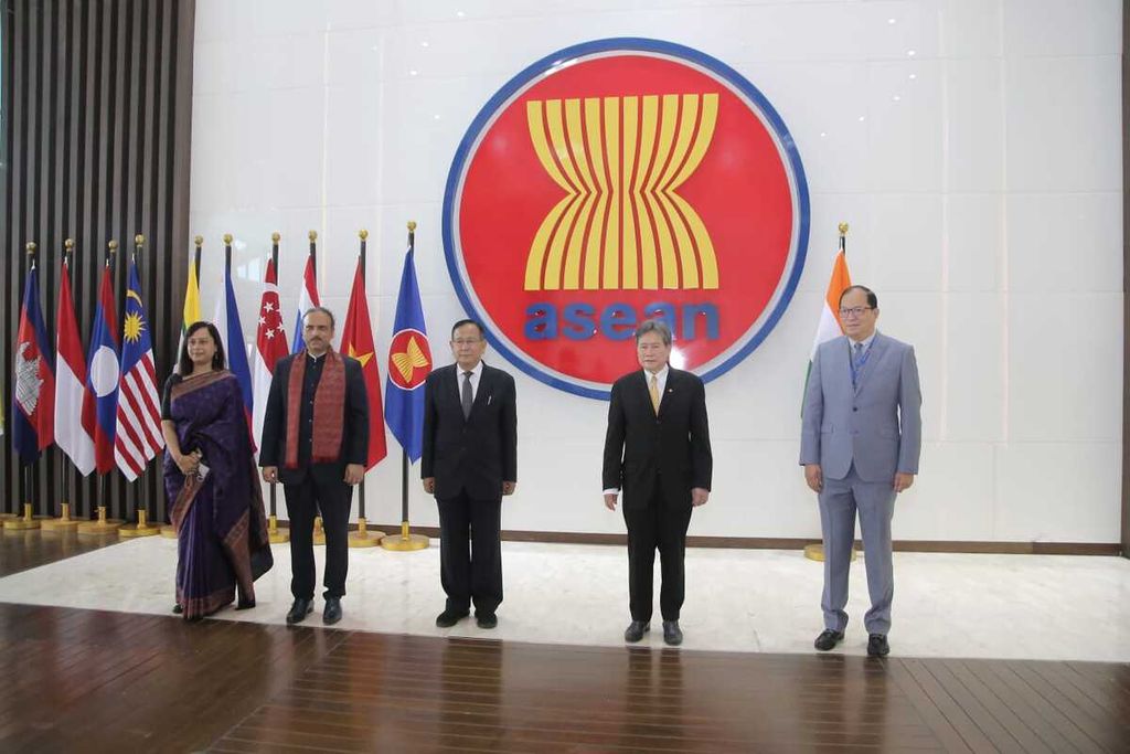 Duta Besar India untuk ASEAN (keda dari kiri) menghadiri inagurasi jaringan perguruan tinggi ASEAN-India pada Agustus 2022.