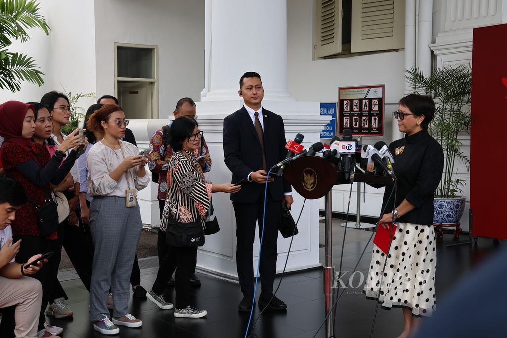 Menteri Luar Negeri Retno Marsudi memberikan keterangan kepada wartawan seusai mendampingi Presiden Joko Widodo yang menerima kunjungan kehormatan Menlu China Wang Yi di Istana Merdeka, Jakarta, Kamis (18/4/2024).