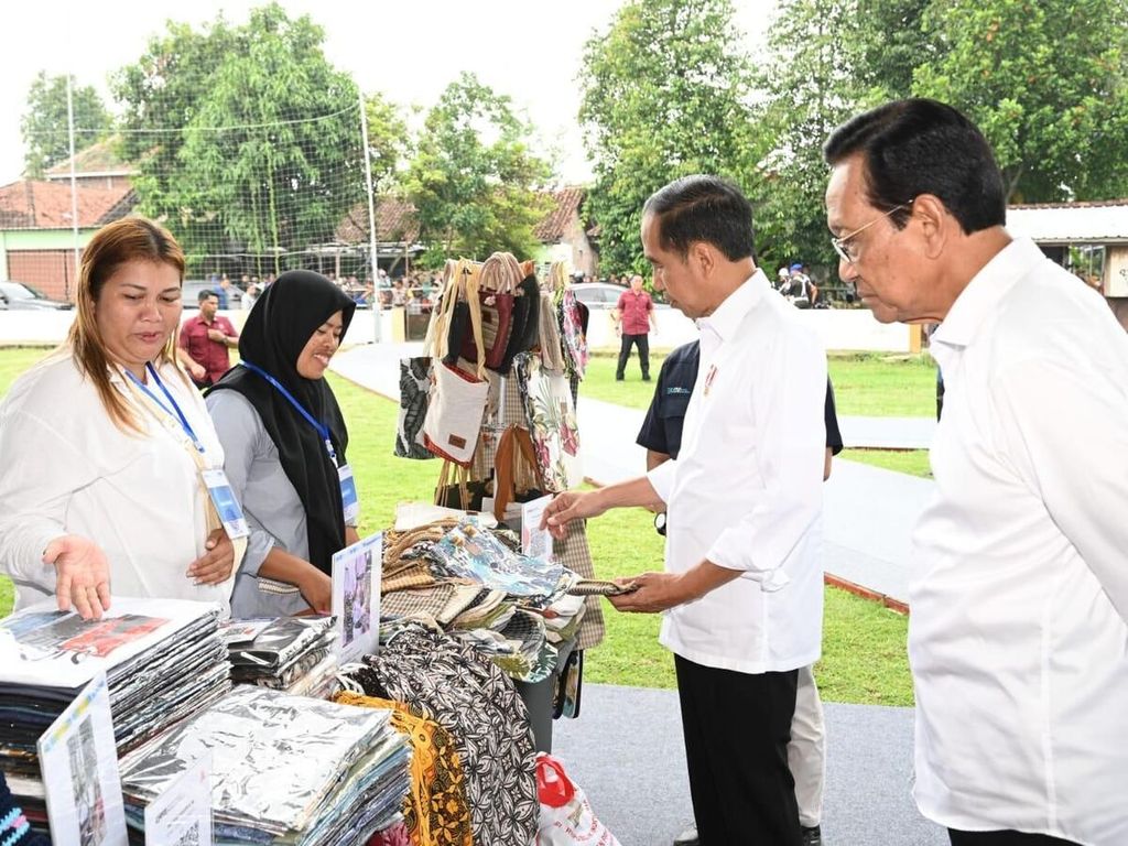 Presiden Joko Widodo membeli produk yang dihasilkan para nasabah program PNM Mekaar di Lapangan Keyongan Kidul, Sabdodadi, Kabupaten Bantul, Daerah Istimewa Yogyakarta, Selasa (30/1/2024).