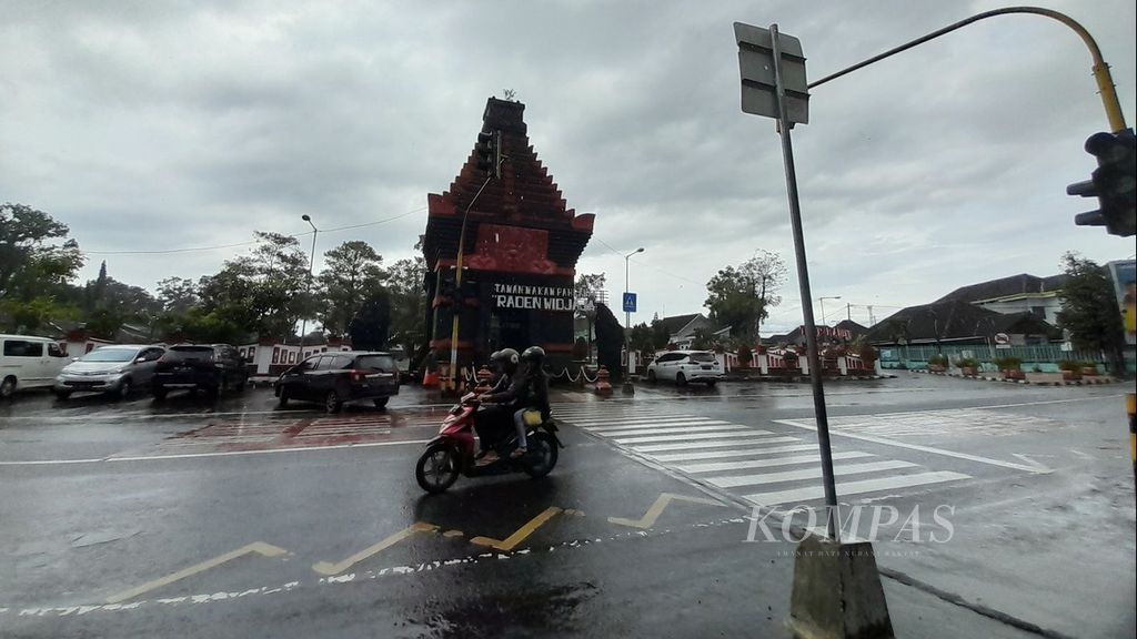 Mendung mengelayut di atas kawasan Taman Makam Pahlawan Raden Wijaya di Jalan Sudanco Supriadi, Kota Blitar, Jawa Timur, Kamis (2/3/2023)