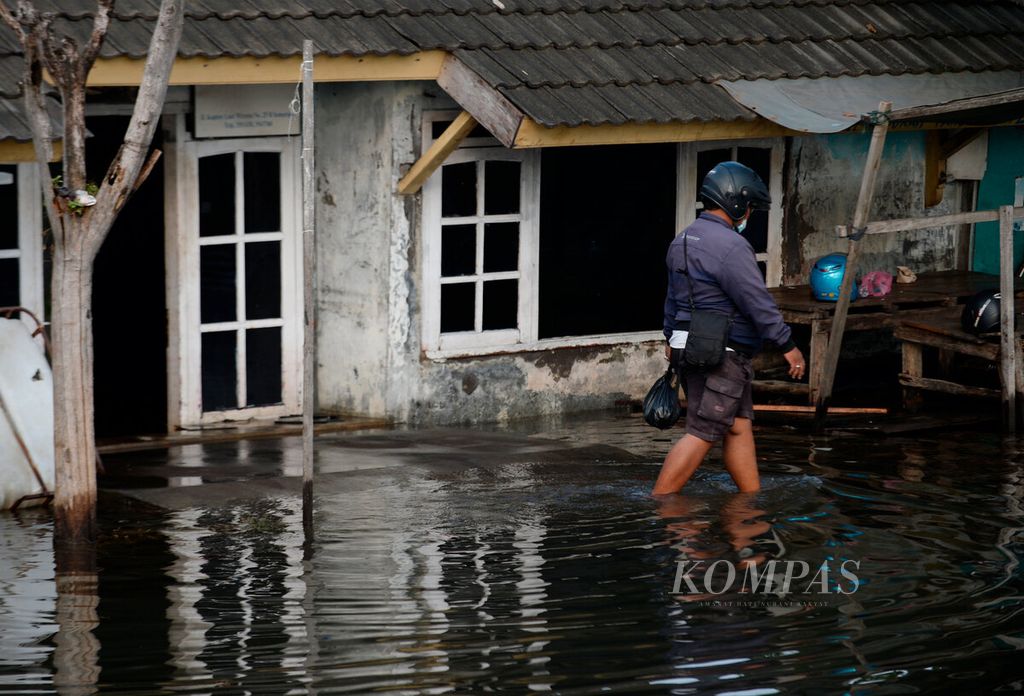 Salah satu rumah warga yang tergenang banjir pasang air laut di Tanjung Emas, Kota Semarang, Jawa Tengah, Senin (20/6/2022). Selain permukiman warga, banjir tersebut menggenangi sejumlah area publik di pesisir utara Semarang. 