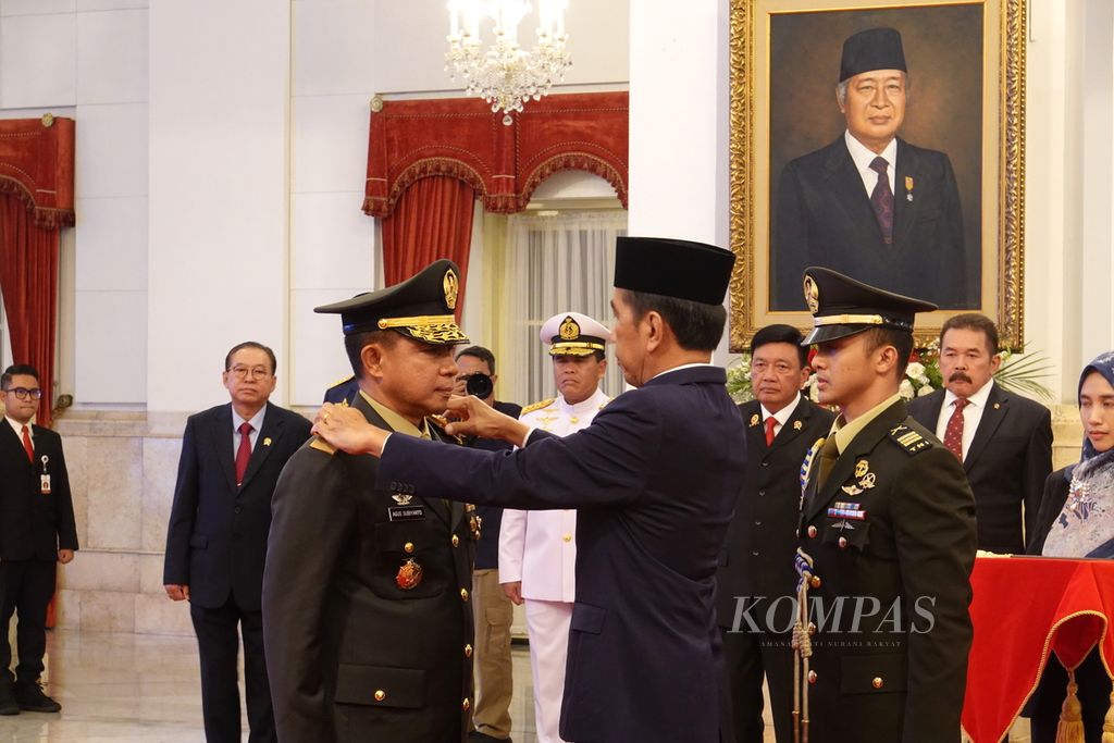 Presiden Joko Widodo menyematkan tanda pangkat dan jabatan serta penyerahan tongkat komando Panglima TNI dalam acara pelantikan Jenderal Agus Subiyanto sebagai Panglima TNI di Istana Negara, Jakarta, Rabu (22/11/2023). 