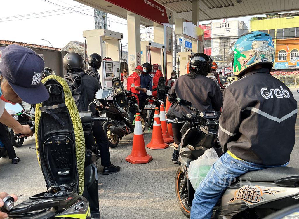 Antrean sepeda motor yang hendak mengisi BBM jenis pertalite di SPBU di kawasan Larangan, Kota Tangerang, Banten, Kamis (25/8/2022). 