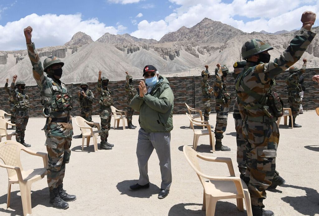 Dalam foto yang dirilis Biro Informasi Pers India ini, Perdana Menteri India Narendra Modi mengunjungi tentara saat kunjungan ke Nimu, Ladakh, India, Jumat (30/7/2020). Modi mengadakan inspeksi mendadak pada hari itu ke pangkalan militer di daerah terpencil Ladakh yang berbatasan dengan wilayah China. Dua bulan sebelum kunjungan, tentara India dan China terlibat tawuran. 
