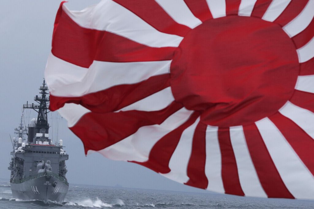  Foto tanggal 14 Oktober 2012 ini memperlihatkan Pasukan Bela Diri Maritim Jepang (JMSDF) mengawal kapal “Kurama” (kiri) berlayar di belakang kapal perusak “Yudachi”, dengan pemandangan bendera matahari terbit dalam "fleet review" di lepas pantai Teluk Sagami, selatan Tokyo. 