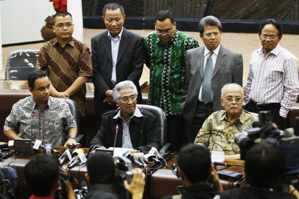 Ketua Tim Delapan Adnan Buyung Nasution (tengah duduk) bersama anggotanya,saat memberikan keterangan mengenai laporan sementara penyusunan rekomendasi kepada Presiden dalam kasus dugaan rekayasa pelemahan institusi Komisi Pemberantasan Korupsi di Gedung Dewan Pertimbangan Presiden, Jakarta Pusat, Senin (9/11/2009). 