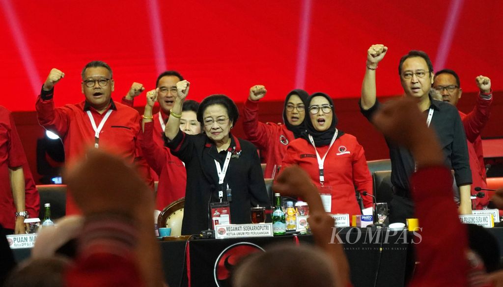 Ketua Umum PDI-P Megawati Soekarnoputri saat menutup rangkaian Rapat Kerja Nasional (Rakernas) IV PDI-P di Jakarta International Expo, Jakarta, Minggu (1/10/2023). Rakernas IV PDI-P yang digelar selama tiga hari sejak Jumat (29/9/2023) hingga Minggu (1/10/2023) ini hasilkan 8 poin rekomendasi untuk pemenangan Pemilu 2024. 