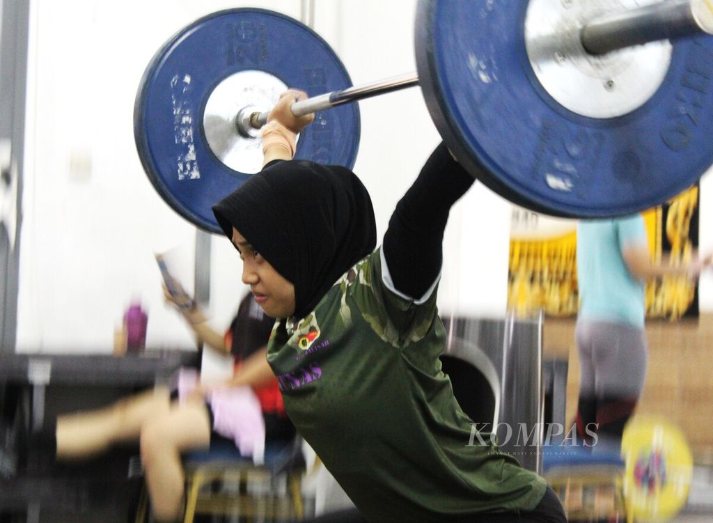 Salah satu lifter putri Indonesia saat sedang berlatih di Mess Kwini, Jakarta Pusat, pada Rabu (26/4/2023). Lifter putri di cabang olah raga angkat besi tidak ditargetkan emas, tetapi memiliki potensi.