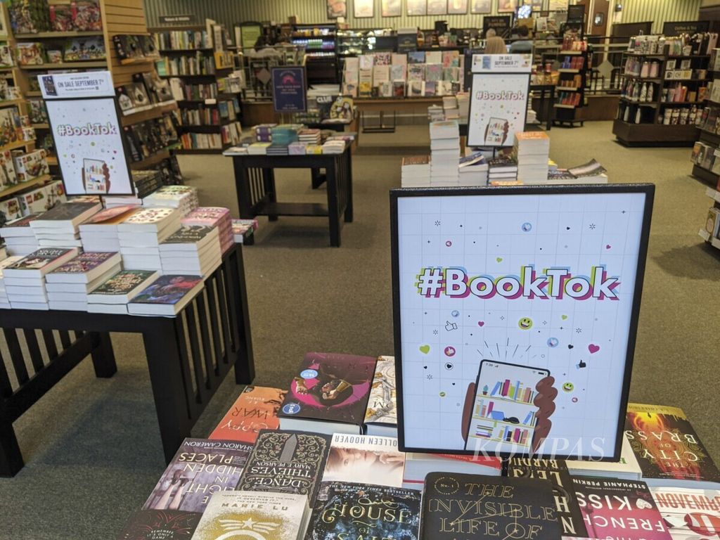 Salah satu meja di toko buku Barns and Noble di AS memajang tulisan tagar #BookTok, 2 September 2021. 