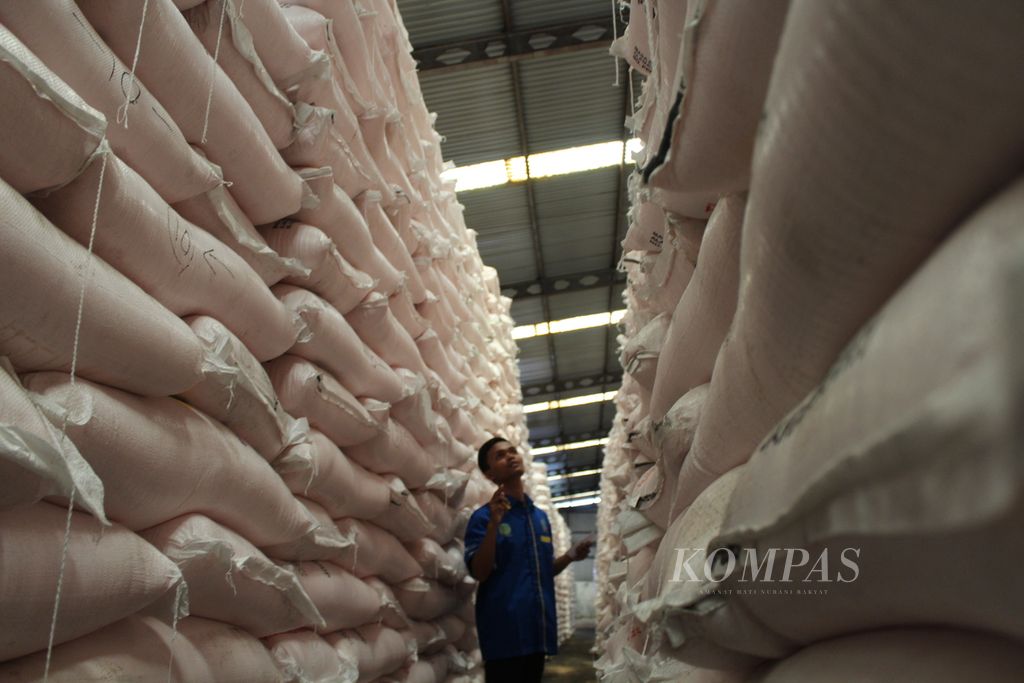 PT Pupuk Indonesia (Persero) menyiapkan stok pupuk bersubsidi di Kabupaten Cirebon dengan rincian, 13.240 ton untuk jenis Urea dan 1.947 ton jenis NPK. Pupuk itu bisa bertahan hingga dua pekan ke depan.