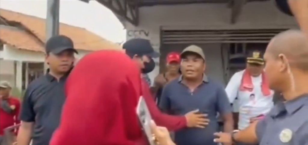 Potongan video ketika calon bupati Indramayu nomor urut 3, Nina Agustina, berseteru dengan warga.