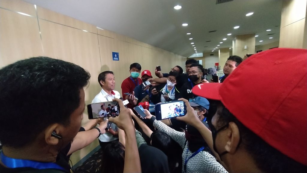 Sekretaris Jenderal PSSI Yunus Nusi memberikan keterangan terkait penyelenggaraan kualifikasi Piala Asia U-17 2023 tanpa penonton, Senin (3/10/2022), di Stadion Pakansari, Kabupaten Bogor, Jawa Barat.