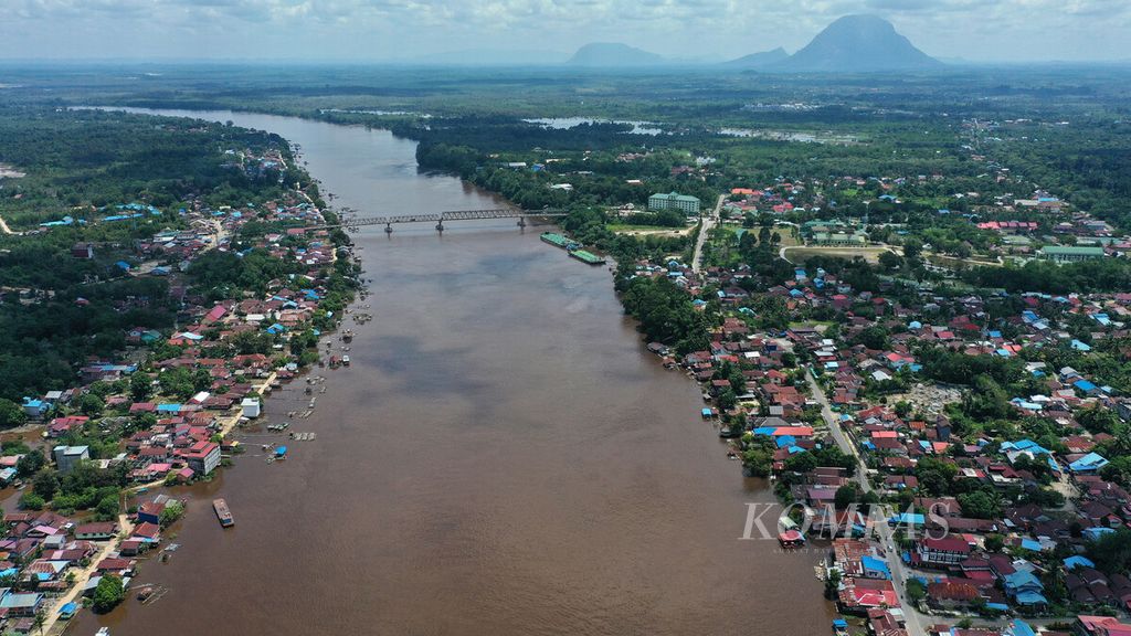 Lanskap Sungai Kapuas yang membelah Kota Sintang di Kalimantan Barat, Rabu (13/10/2021). Sungai Kapuas dengan panjang mencapai 1.143 kilometer merupakan sungai terpanjang di Indonesia. 