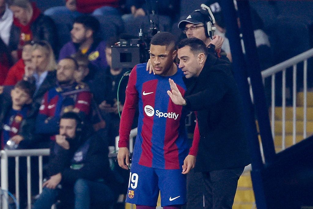 Pelatih Barcelona Xavi Hernandez (kanan) memberikan instruksi kepada Vitor Roque saat laga La Liga lawan Villarreal, Minggu (28/1/2024) dini hari WIB. 