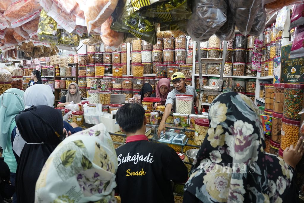 Aktivitas penjualan kue kering untuk Lebaran di Pasar Jatinegara, Jakarta Timur, Senin (18/3/2024).  