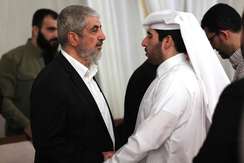 Pelayat menyampaikan ucapan belasungkawa kepada pejabat senior Hamas, Khaled Meshaal (kiri), pada pemakaman Kepala Biro Hamas Ismail Haniyeh di Doha, Qatar, Jumat (2/8/2024). Meshaal adalah salah satu tokoh yang disebut-sebut menjadi kandidat pengganti Haniyeh.