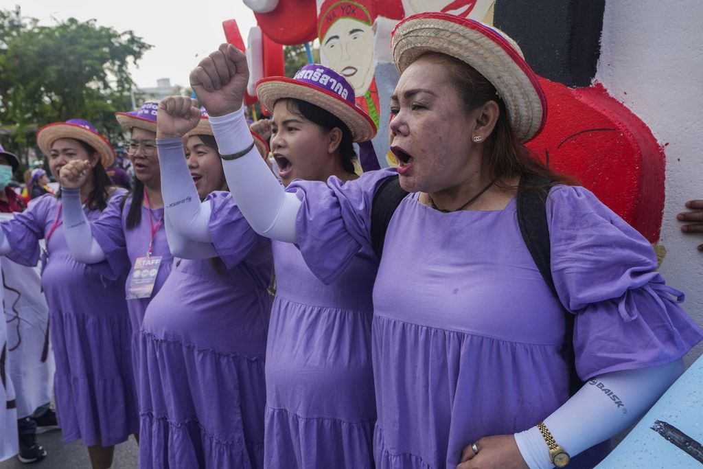 Anggota serikat pekerja Thailand ikut berunjuk rasa menuntut cuti melahirkan yang lebih baik, Jumat (8/3/2024) di Bangkok, Thailand. Unjuk rasa itu bagian dari peringatan Hari Perempuan Internasional.