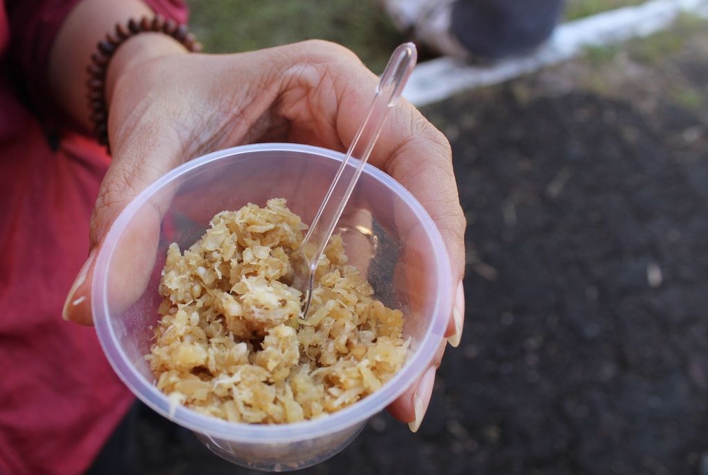 Kenta atau ketan yang sudah selesai diproses dengan menambahkan gula dan kelapa parut kemudian dibagikan ke pengunjung Festival Budaya Isen Mulang (FBIM) di Kota Palangkaraya, Minggu (22/5/2022). 