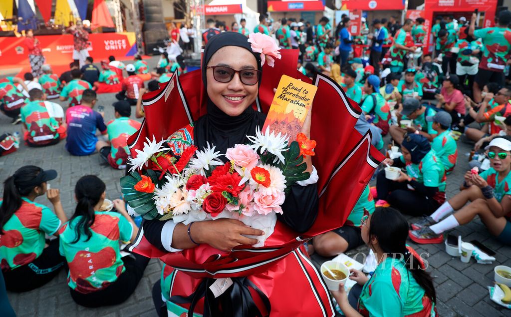 Kostum unik yang selalu hadir di tengah ribuan peserta lari saat mengikuti ajang Bank Jateng Friendship Run di Gedung Lawang Sewu, Kota Semarang, Jawa Tengah, Minggu (25/6/2023). 