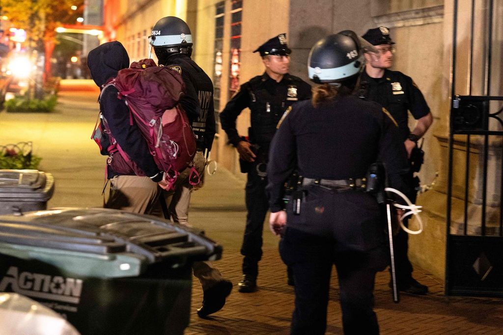 Polisi menangkap pengunjuk rasa di Columbia University di New York, Amerika Serikat, Selasa (30/4/2024) malam.