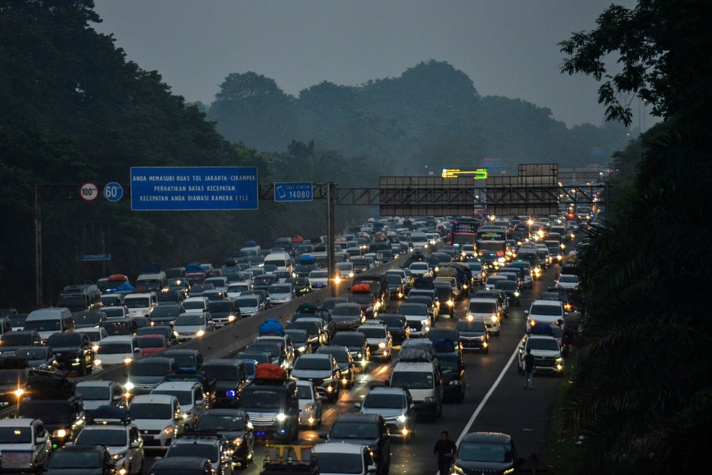 Deretan mobil melintas di Kilometer (Km) 73 Tol Cipali, Karawang, Jawa Barat, Kamis (20/4/2023). 