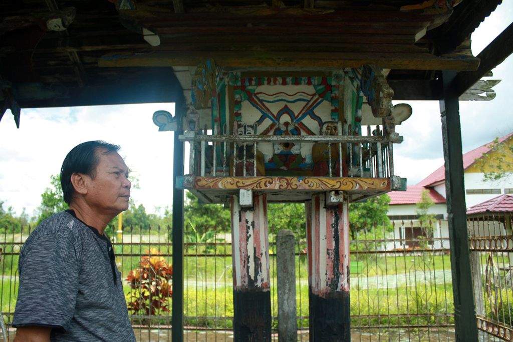 Robert Nego (65), juru pelihara sandung, sedang menceritakan sejarah sandung Suradjaja Pati Lawak dibangun, di Palangka Raya, Kalimantan Tengah, Selasa (1/3/2016). Sandung merupakan tempat menyimpan tulang-belulang leluhur suku Dayak. Pada kepercayaan Kaharingan, sandung merupakan media roh para leluhur unutuk ke surga. Sandung yang berumur sekitar 154 tahun tersebut masih bertahan di tengah pesatnya teknologi dan kehidupan modern suku Dayak.