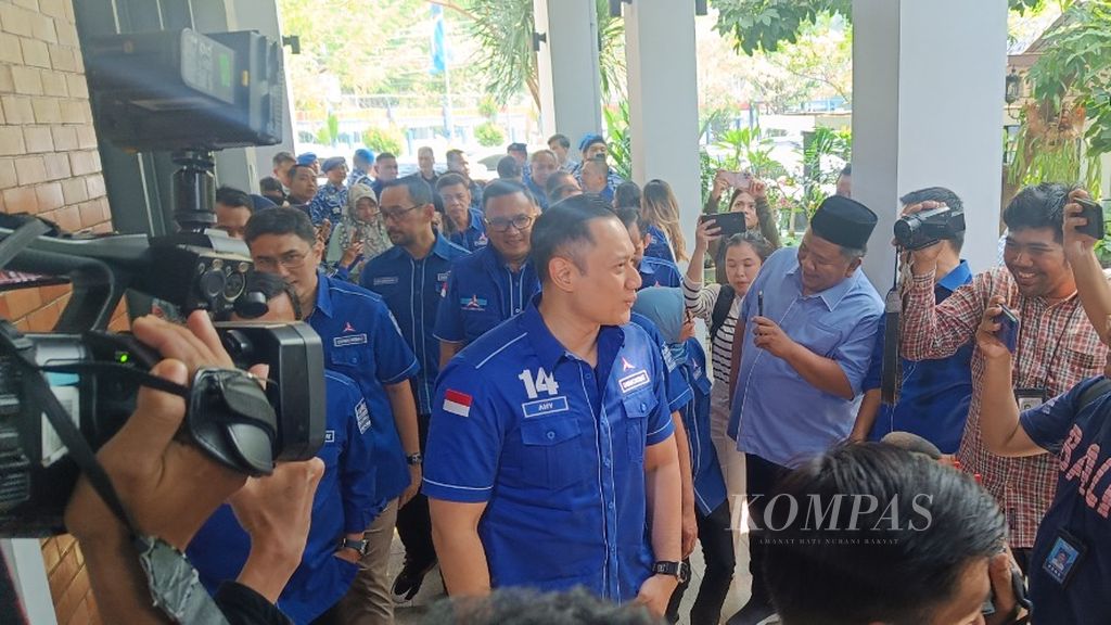 Ketua Umum Partai Demokrat Agus Harimurti Yudhoyono saat menuju lokasi rapat dengan pengurus Dewan Pimpinan Daerah (DPD) Partai Demokrat di Kantor Dewan Pimpinan Pusat (DPP) Partai Demokrat, Jakarta, Rabu (6/9/2023).