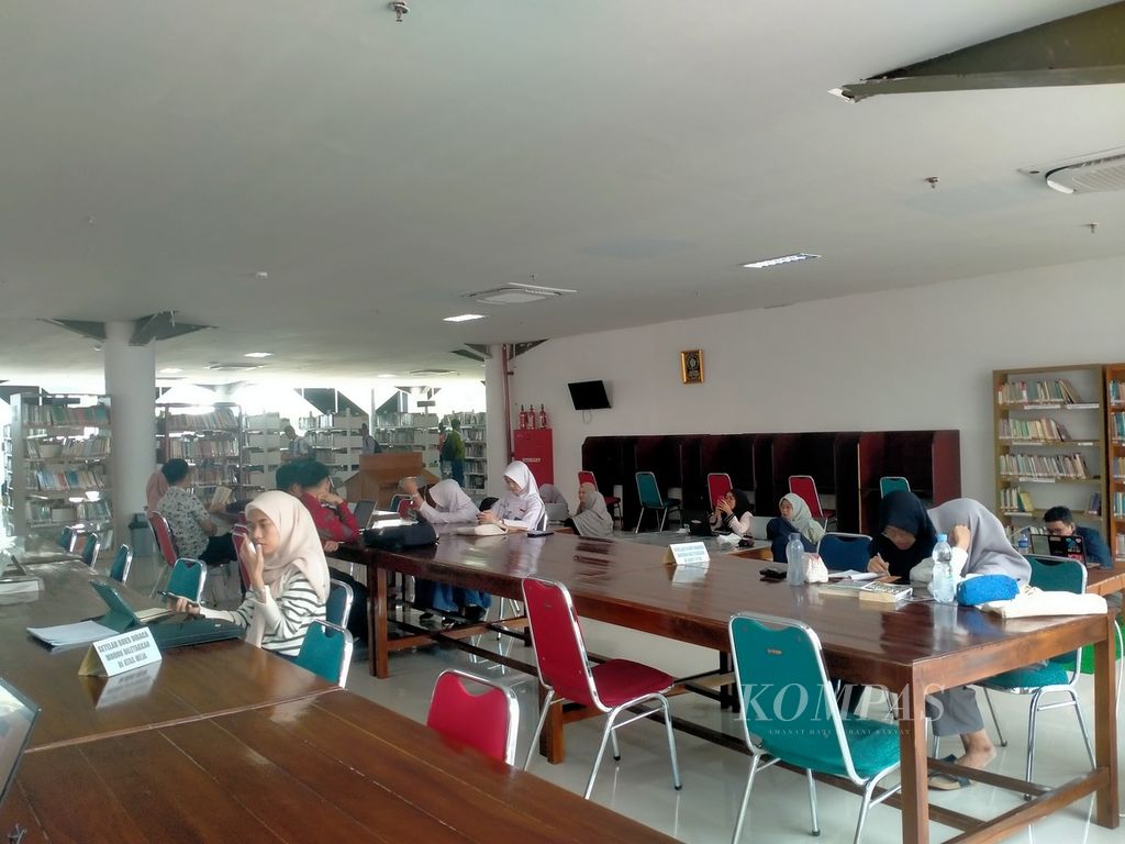 Masyarakat sedang membaca buku di Perpustakaan Provinsi Lampung yang diresmikan pada Kamis (2/5/2024).