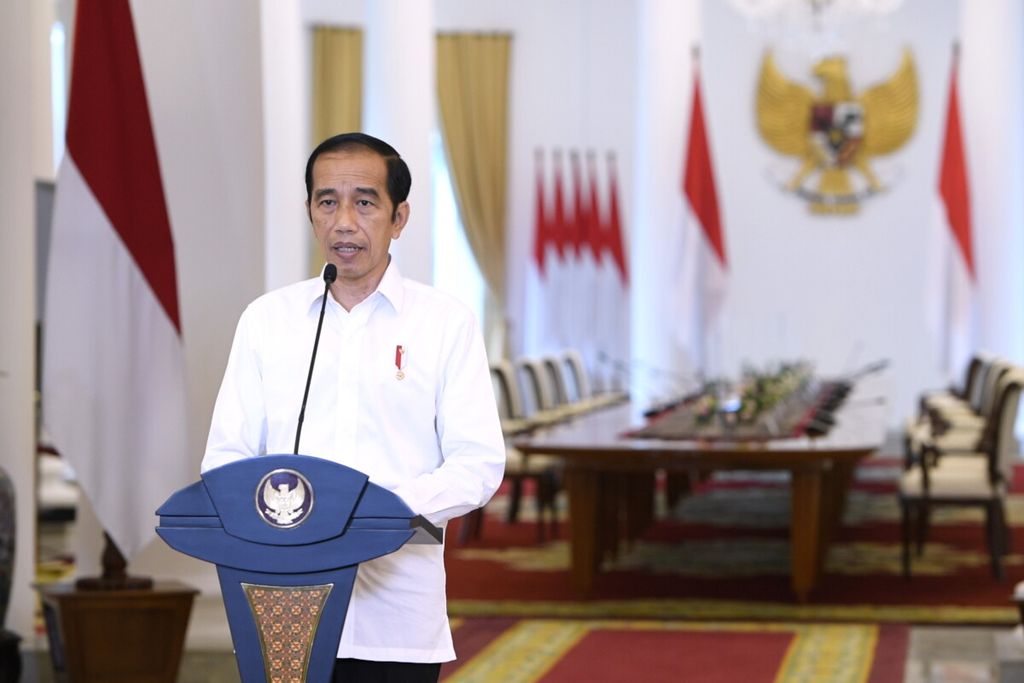 Presiden Joko Widodo memimpin rapat terbatas bersama jajarannya untuk membahas Undang-Undang (UU) Cipta Kerja. Presiden menegaskan bahwa secara umum UU Cipta Kerja bertujuan untuk melakukan reformasi struktural dan mempercepat transformasi ekonomi, Jumat (9/10/2020).