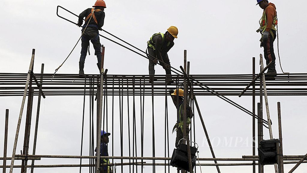 Workers in Light Rail Transit project in Jakarta, last year. Survey by <i>Kompas research and development departement shows that economic conditions experienced by community have not improved.</i>