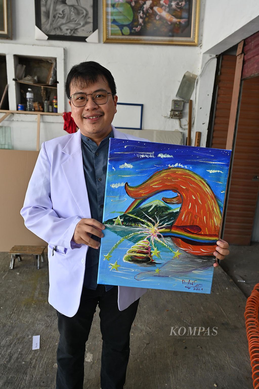 dr Andre Setiawan Suryadi, SpB saat menunjukkan salah satu lukisannya di Sunter, Jakarta Utara, Kamis (21/3/2024). Ilmu kedokteran yang dipadukan dengan teknik melukis membuat lukisan Andre menjadi unik dan penuh makna.