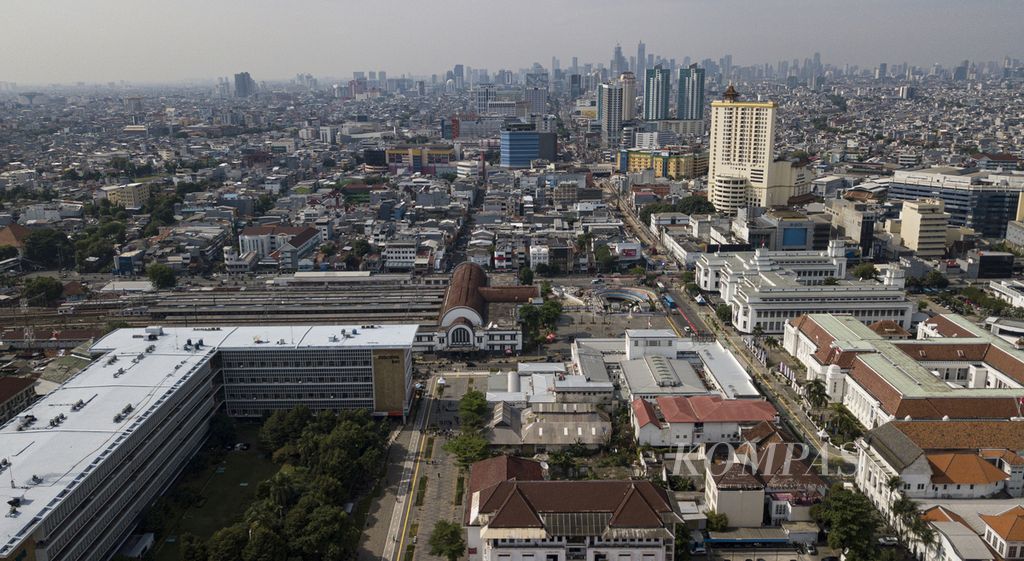 Foto udara Stasiun Jakarta Kota atau di kawasan Kota Tua, Jakarta, Sabtu (24/9/2022). Kawasan Kota Tua ditetapkan sebagai zona bebas emisi atau <i>low emission zone</i> (LEZ) pada awal tahun 2021.
