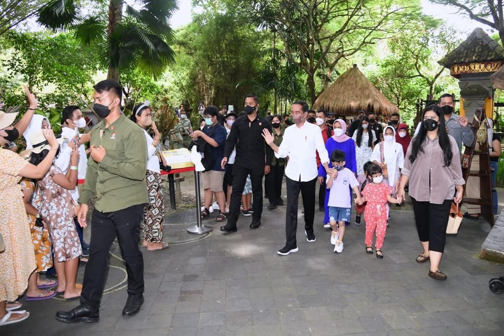 Presiden Joko Widodo dan Ibu Iriana Joko Widodo mengajak anak beserta cucu berwisata satwa di Bali Safari and Marine Park, Kabupaten Gianyar, pada liburan Lebaran di Bali, Kamis (5/5/2022).
