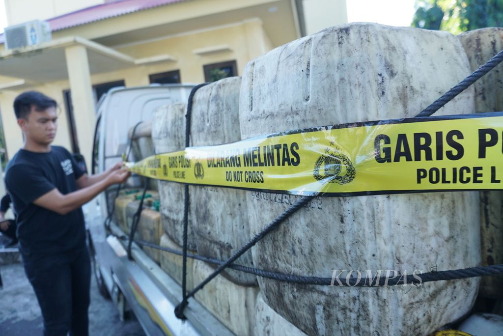 Sebanyak 242 jeriken berisi 6.050 liter solar bersubsidi ditampilkan dalam konferensi pers pengungkapan kasus penimbunan bahan bakar minyak bersubsidi, Kamis (25/8/2022), di Markas Polda Sulawesi Utara di Manado.