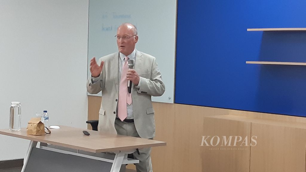 Guru Besar Ekonomi Pertahanan Universitas Cranfield, Inggris, Ron Matthews memberi kuliah umum di Universitas Islam Internasional Indonesia, Depok, Jawa Barat, Senin (12/2/2024).