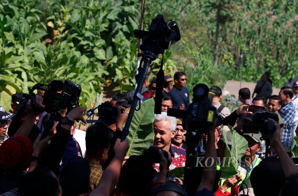 Gubernur Jawa Tengah Ganjar Pranowo yang turut hadir saat tradisi Tungguk Tembakau di Desa Senden, Kecamatan Selo, Kabupaten Boyolali, Jawa Tengah, Kamis (3/8/2023). 