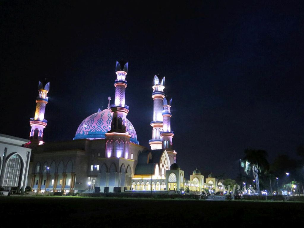 Islamic centre di Nusa Tenggara Barat. Rumah ibadah sekaligus pusat mempelajari Islam yang selesai dibangun pada Desember 2015. Ornamen dan desain dari masjid ini mencirikan keberagaman keyakinan yang ada di Indonesia.